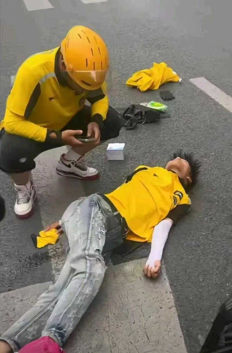 外卖小哥助人回家（外卖小哥送餐途中热心救人）